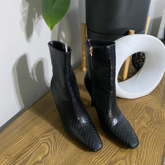 Billini booties in black. Women’s size 7- like new - Picture 10 of 11
